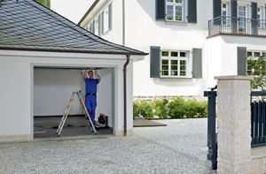 Renovation de votre porte de garage: nos propres monteurs viendront installer votre nouvelle porte, le moteur et ses accessoires, cela prendra une journée.